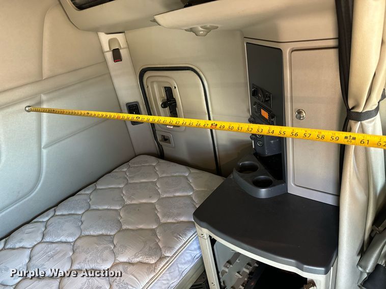 image for item GG9916 2020 Peterbilt 579  semi truck