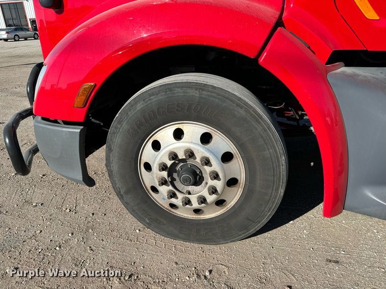 image for item GG9916 2020 Peterbilt 579  semi truck