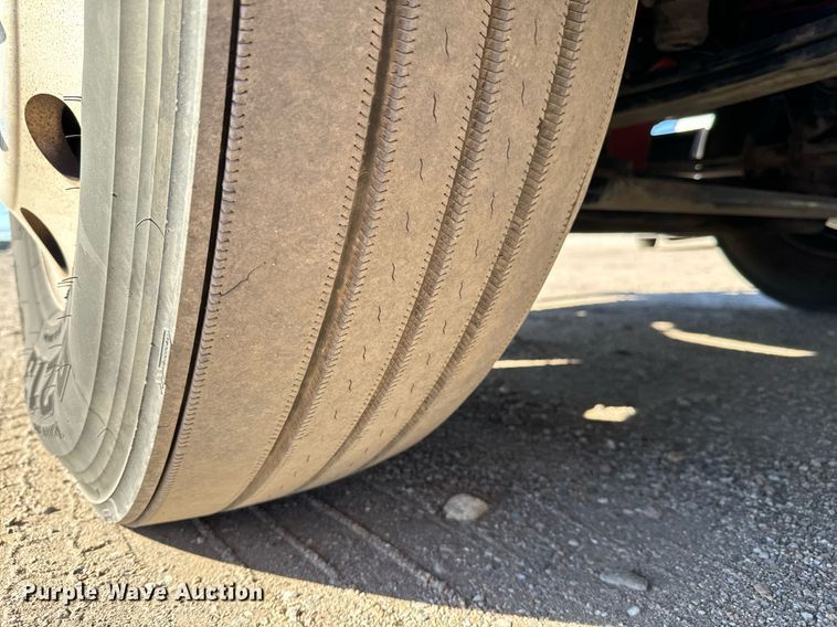 image for item GG9916 2020 Peterbilt 579  semi truck