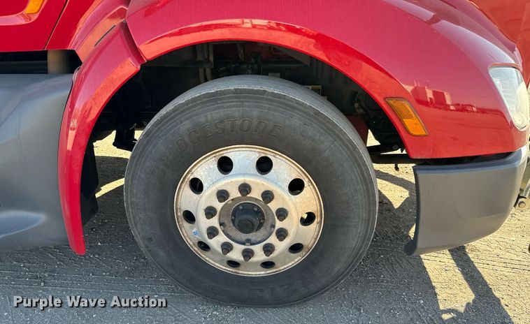 image for item GG9916 2020 Peterbilt 579  semi truck