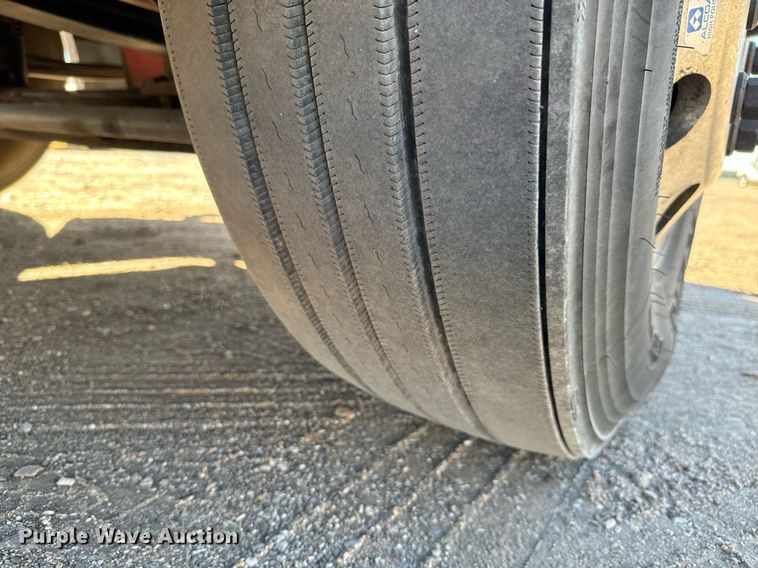 image for item GG9916 2020 Peterbilt 579  semi truck