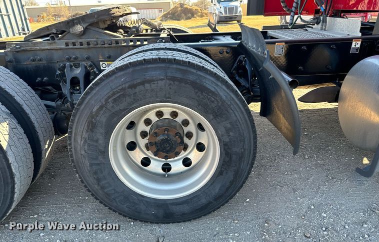 image for item GG9916 2020 Peterbilt 579  semi truck