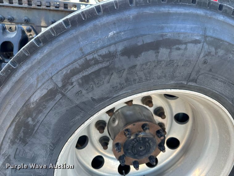 image for item GG9916 2020 Peterbilt 579  semi truck