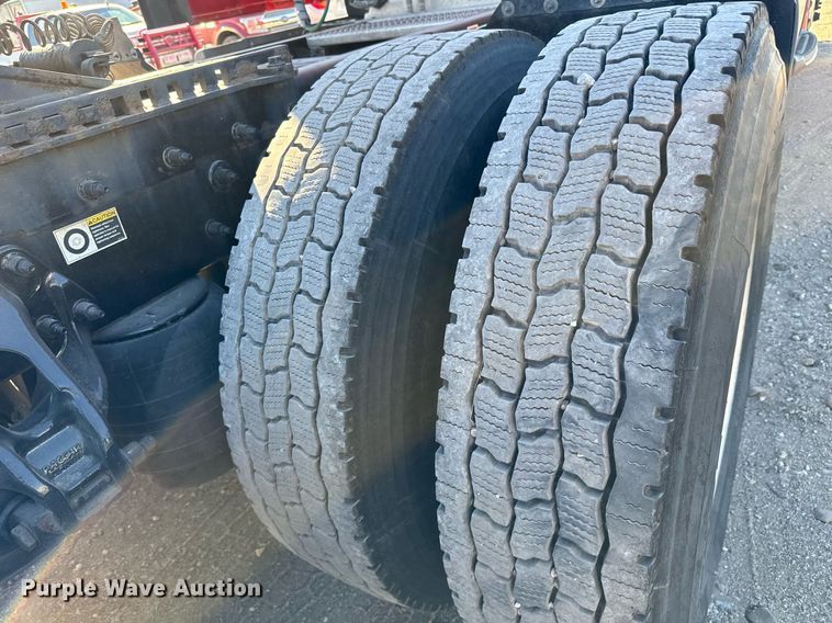 image for item GG9916 2020 Peterbilt 579  semi truck