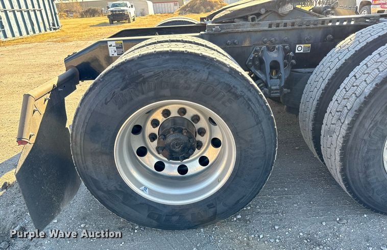 image for item GG9916 2020 Peterbilt 579  semi truck