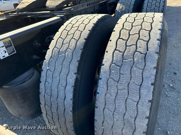 image for item GG9916 2020 Peterbilt 579  semi truck