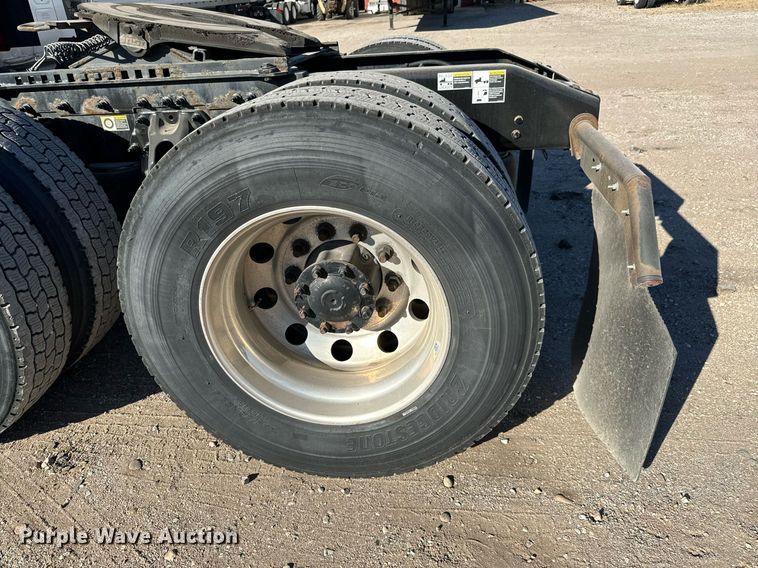 image for item GG9916 2020 Peterbilt 579  semi truck