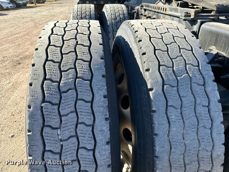 image for item GG9916 2020 Peterbilt 579  semi truck