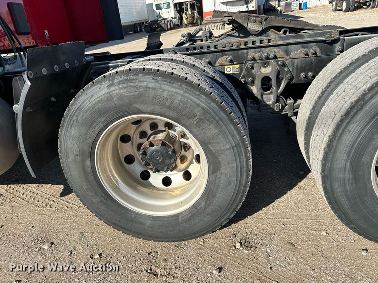 image for item GG9916 2020 Peterbilt 579  semi truck