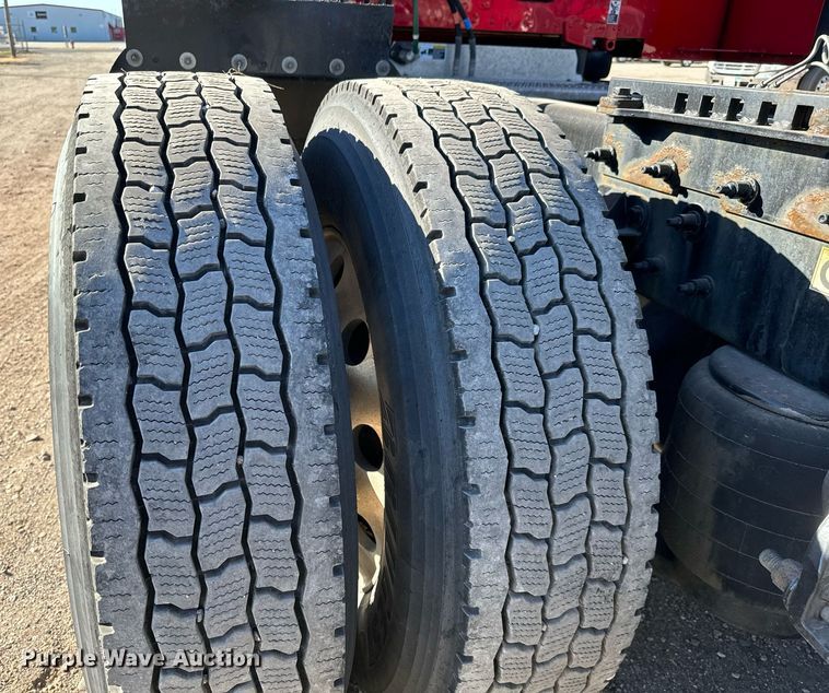 image for item GG9916 2020 Peterbilt 579  semi truck