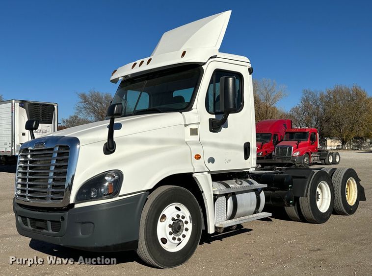 image for item GG9918 2015 Freightliner Cascadia  semi truck