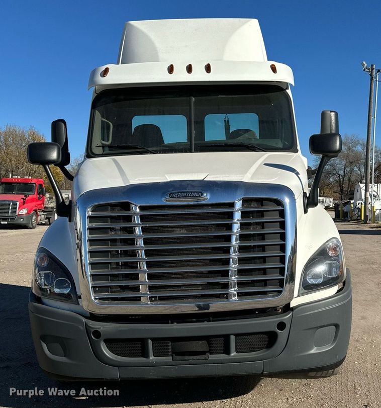 image for item GG9918 2015 Freightliner Cascadia  semi truck