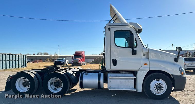 image for item GG9918 2015 Freightliner Cascadia  semi truck