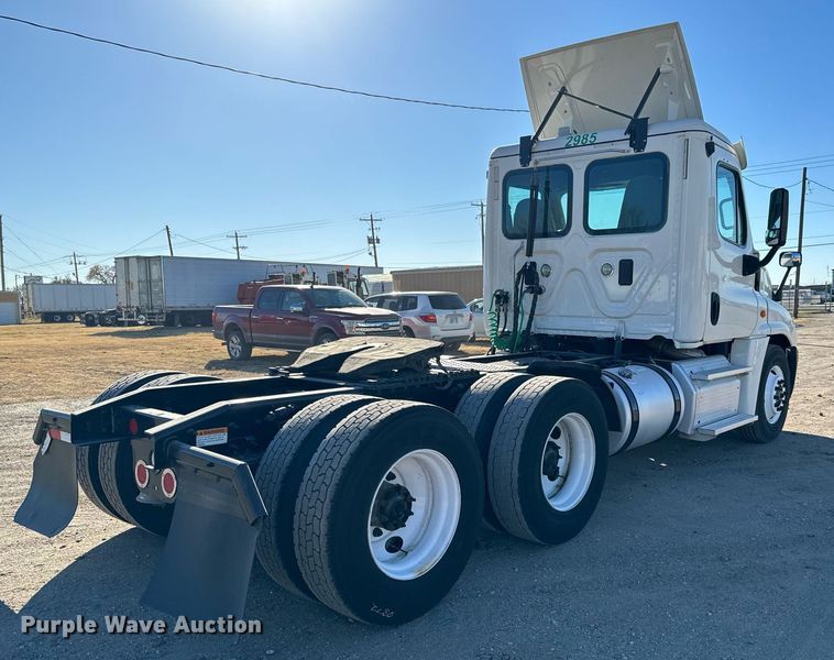 image for item GG9918 2015 Freightliner Cascadia  semi truck