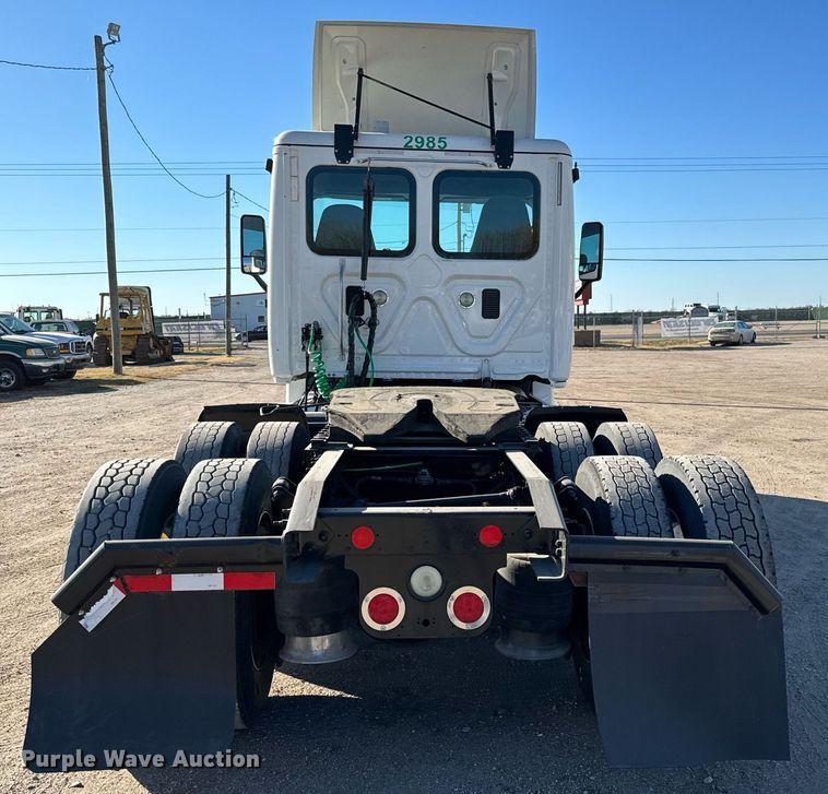 image for item GG9918 2015 Freightliner Cascadia  semi truck