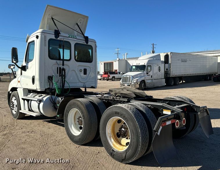 image for item GG9918 2015 Freightliner Cascadia  semi truck