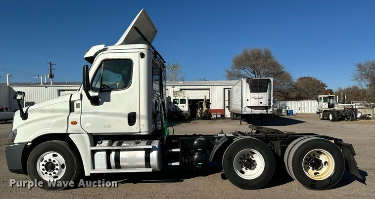 image for item GG9918 2015 Freightliner Cascadia  semi truck