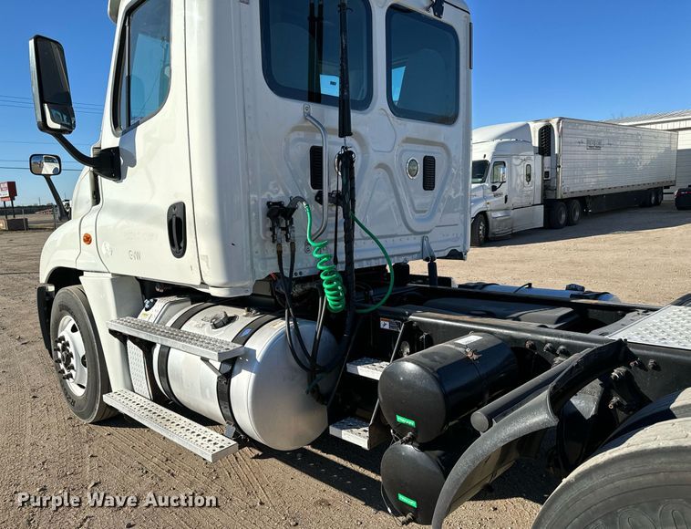 image for item GG9918 2015 Freightliner Cascadia  semi truck