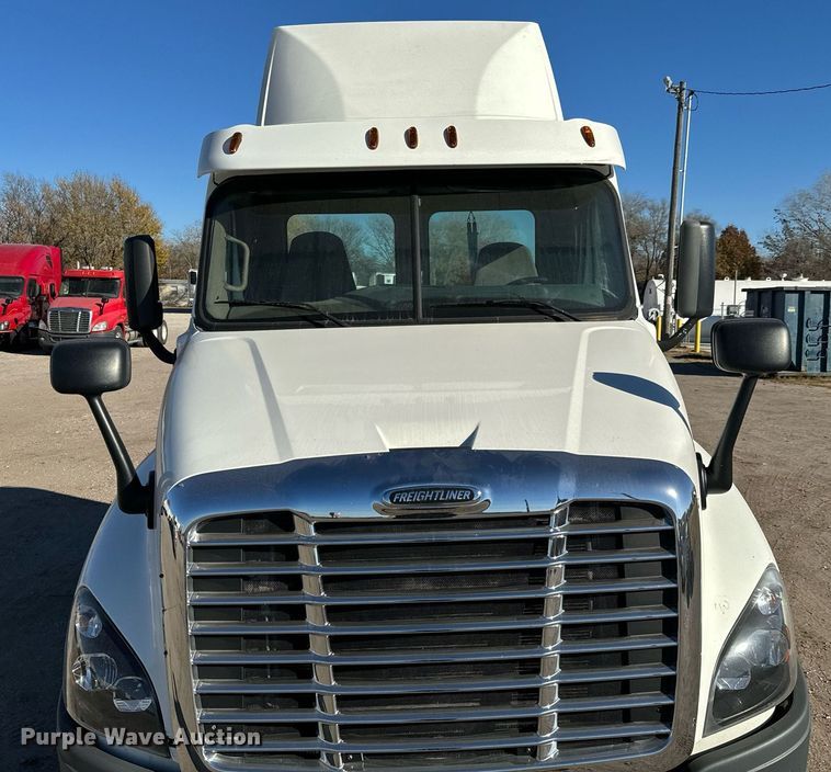 image for item GG9918 2015 Freightliner Cascadia  semi truck