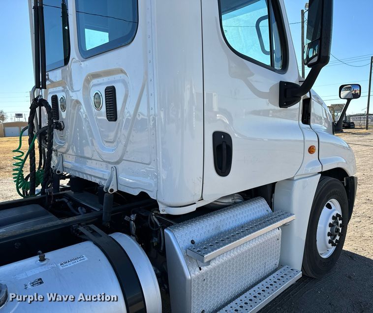 image for item GG9918 2015 Freightliner Cascadia  semi truck