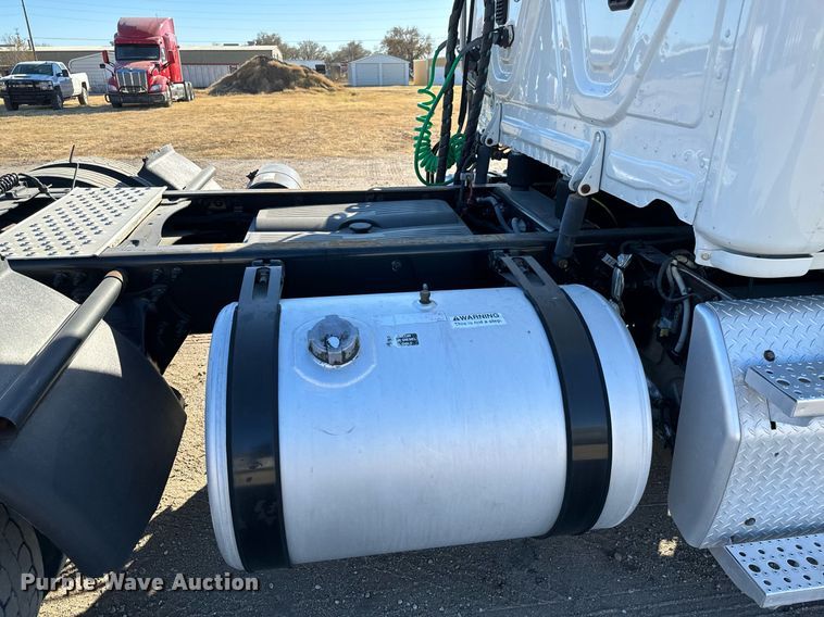 image for item GG9918 2015 Freightliner Cascadia  semi truck