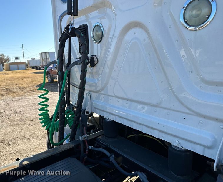 image for item GG9918 2015 Freightliner Cascadia  semi truck