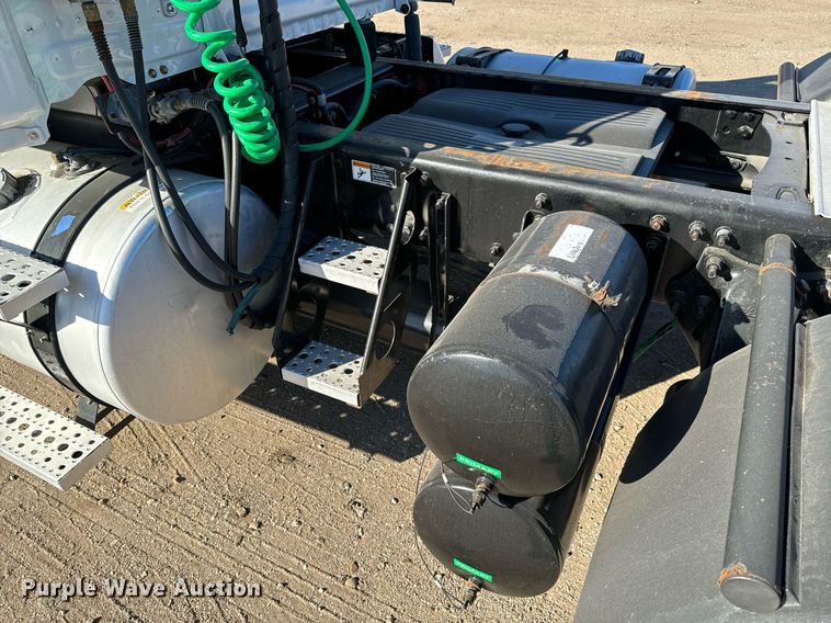 image for item GG9918 2015 Freightliner Cascadia  semi truck