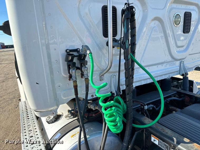 image for item GG9918 2015 Freightliner Cascadia  semi truck