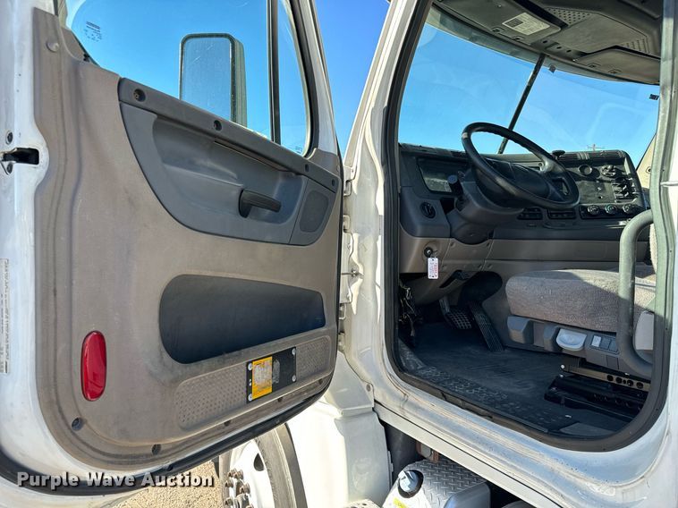 image for item GG9918 2015 Freightliner Cascadia  semi truck