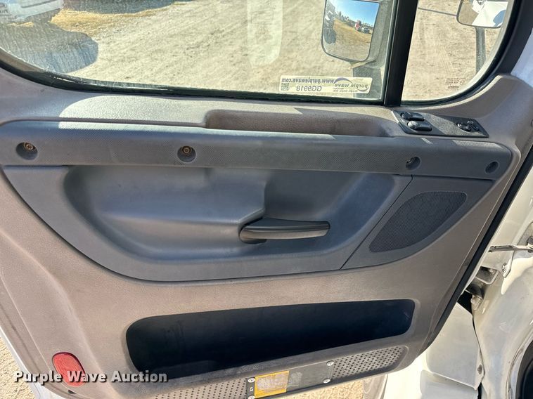 image for item GG9918 2015 Freightliner Cascadia  semi truck