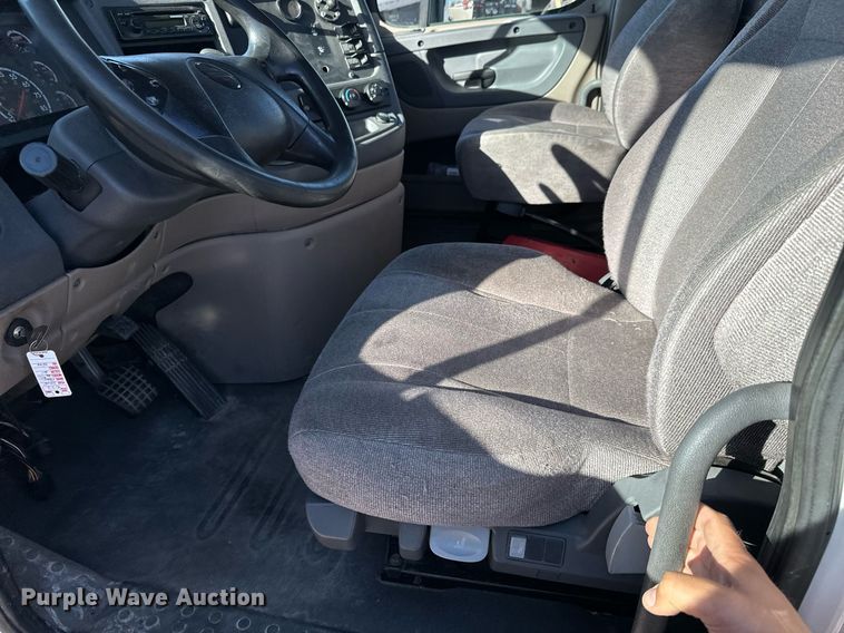 image for item GG9918 2015 Freightliner Cascadia  semi truck