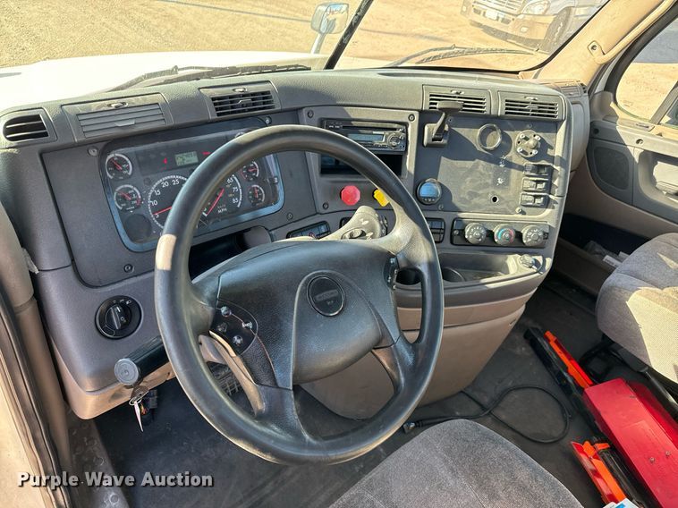 image for item GG9918 2015 Freightliner Cascadia  semi truck