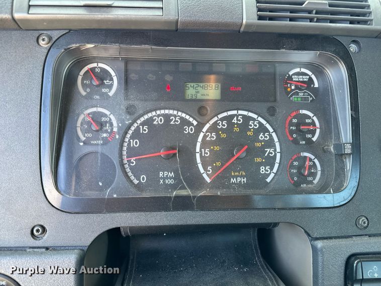 image for item GG9918 2015 Freightliner Cascadia  semi truck