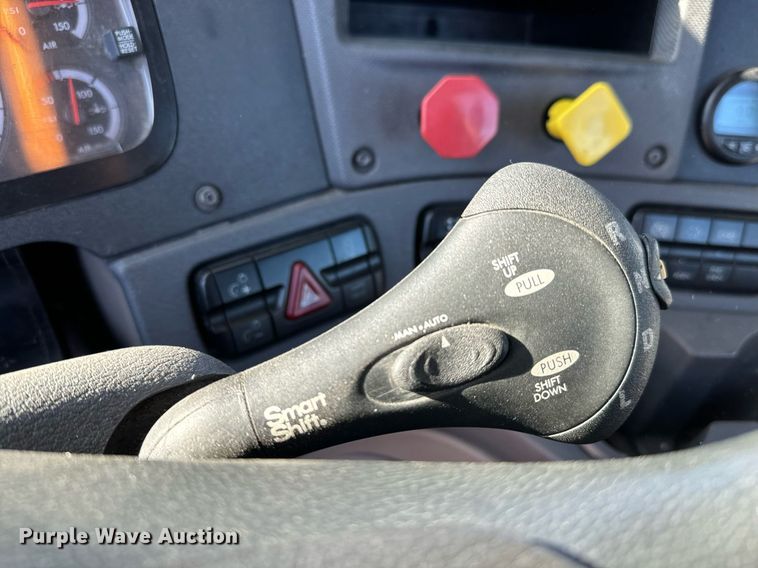 image for item GG9918 2015 Freightliner Cascadia  semi truck