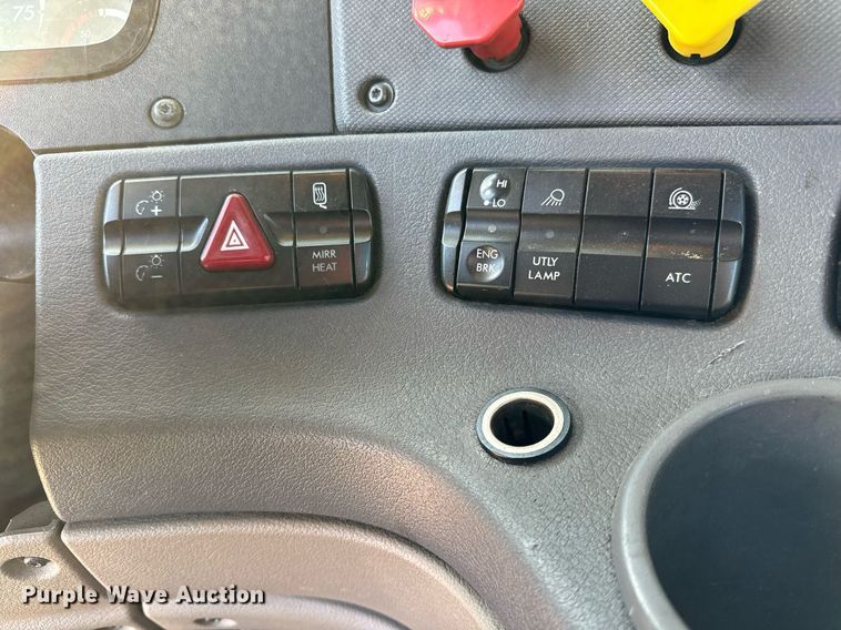 image for item GG9918 2015 Freightliner Cascadia  semi truck