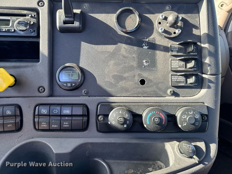 image for item GG9918 2015 Freightliner Cascadia  semi truck