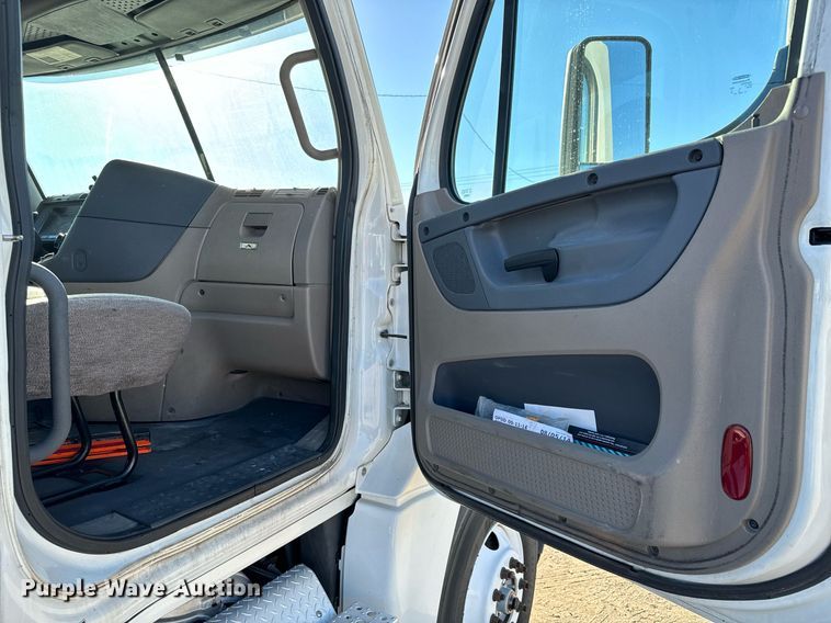 image for item GG9918 2015 Freightliner Cascadia  semi truck