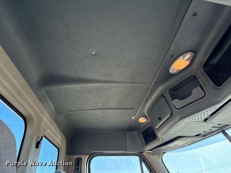 image for item GG9918 2015 Freightliner Cascadia  semi truck