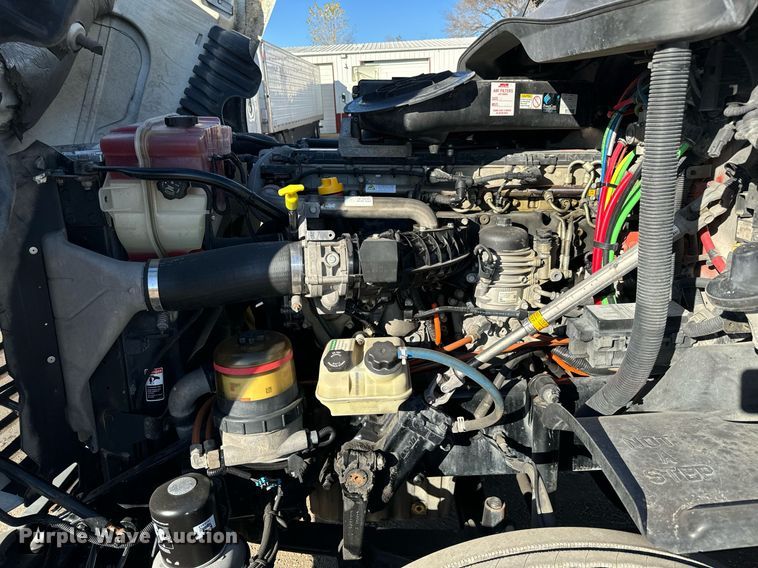 image for item GG9918 2015 Freightliner Cascadia  semi truck