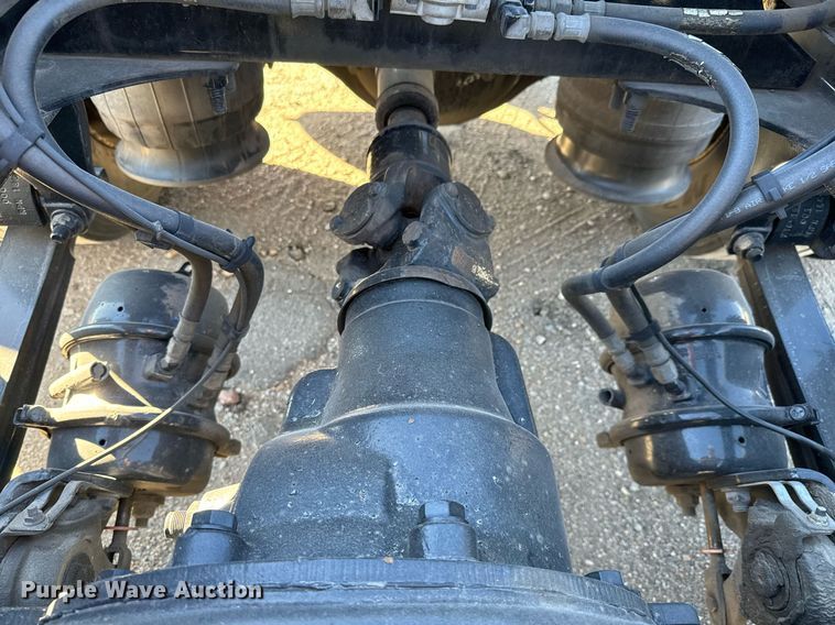 image for item GG9918 2015 Freightliner Cascadia  semi truck