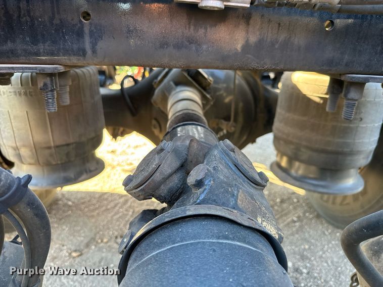 image for item GG9918 2015 Freightliner Cascadia  semi truck