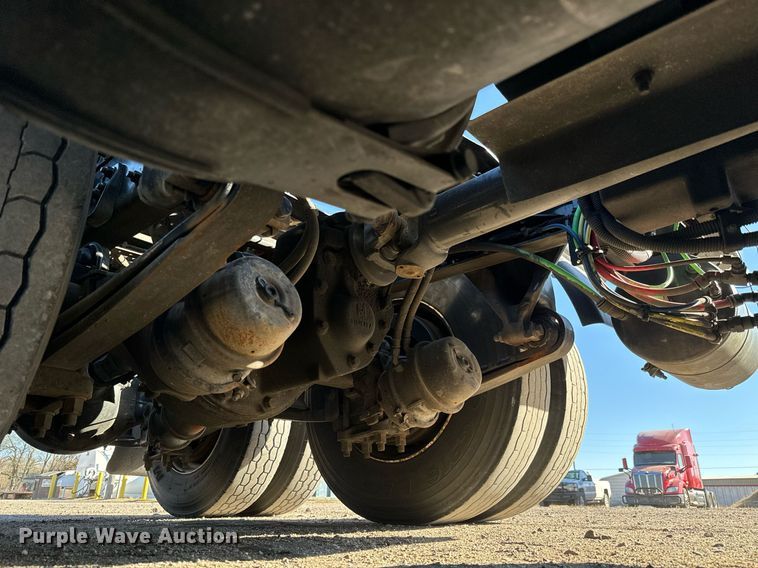 image for item GG9918 2015 Freightliner Cascadia  semi truck