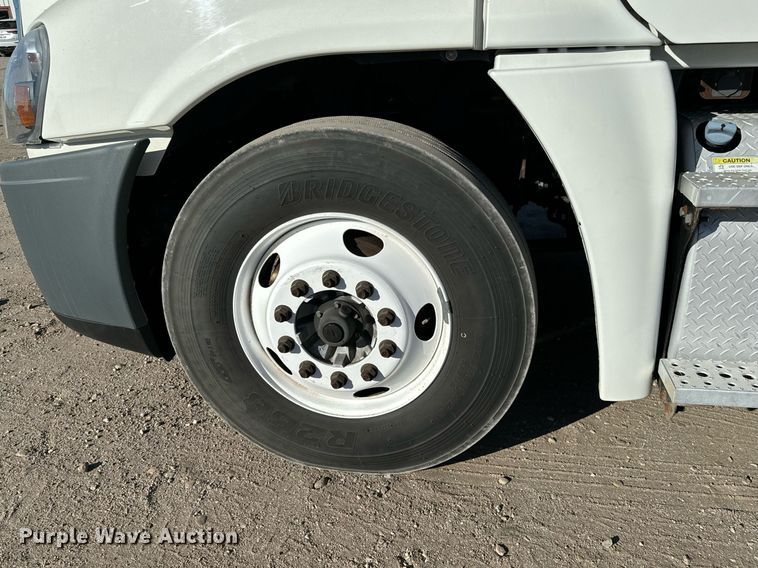 image for item GG9918 2015 Freightliner Cascadia  semi truck