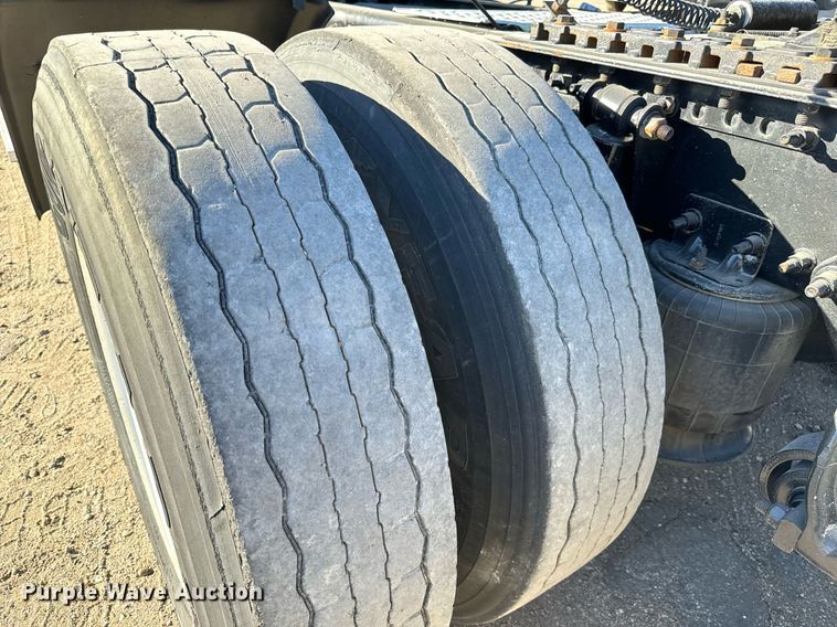 image for item GG9918 2015 Freightliner Cascadia  semi truck