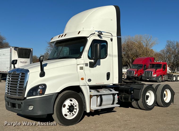 image for item GG9919 2015 Freightliner Cascadia  semi truck