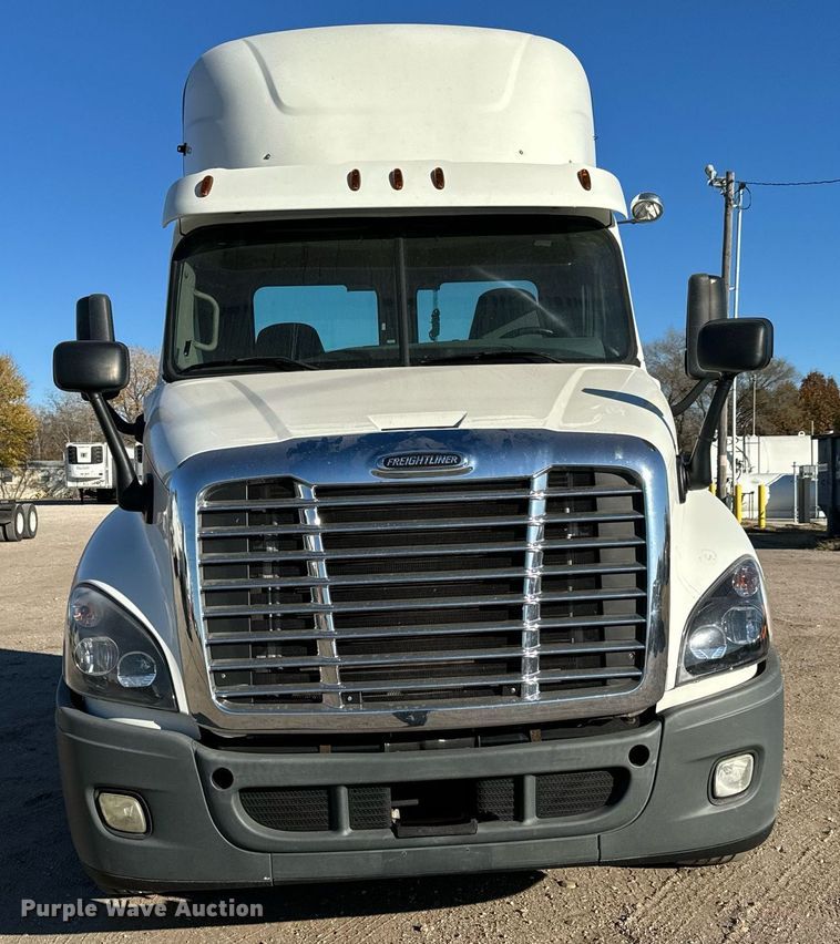 image for item GG9919 2015 Freightliner Cascadia  semi truck