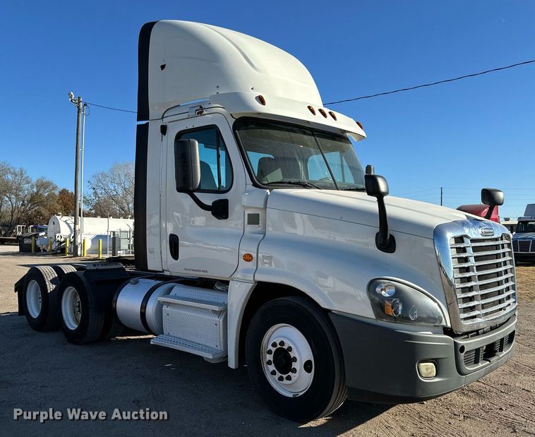 image for item GG9919 2015 Freightliner Cascadia  semi truck