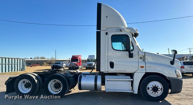 image for item GG9919 2015 Freightliner Cascadia  semi truck