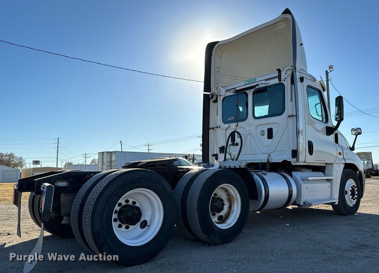 image for item GG9919 2015 Freightliner Cascadia  semi truck