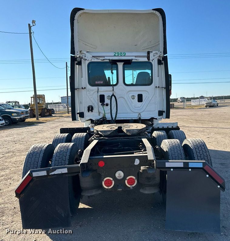 image for item GG9919 2015 Freightliner Cascadia  semi truck